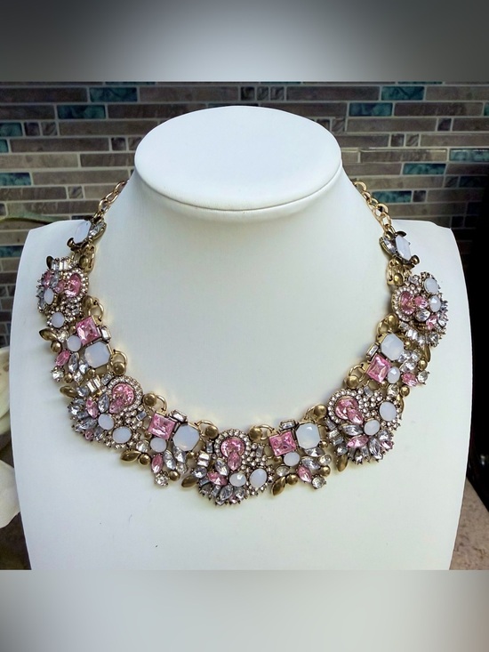 Jewelry - Beautiful romantic pink crystal statement collar necklace